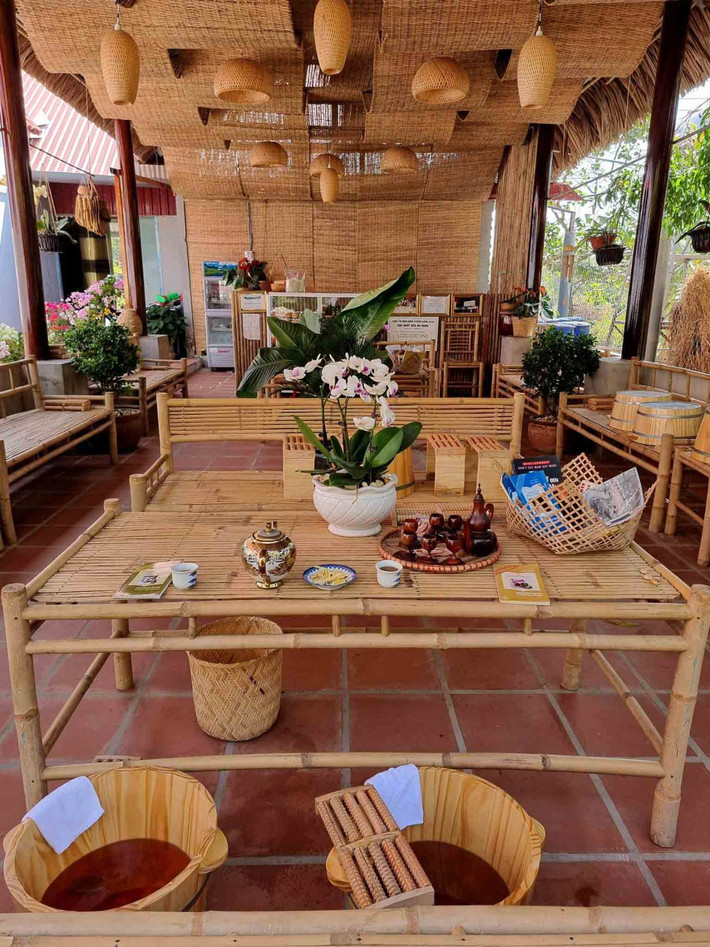 Du khách có thể trải nghiệm ngâm chân thư giãn khi đến Thiềng Liềng. Ảnh: Lê Dân Nam