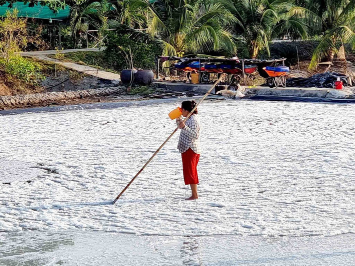 Người dân trên đảo Thiềng Liềng hiếu khách, luôn chào hỏi với nụi cười tươi trên môi và tận tình chỉ dẫn đường đi và các điểm tham quan cho du khách. Sự vui vẻ, hồ hởi của người dân dường như giúp du khách quên đi cái nắng gắt nơi ấp đảo xa xôi. Ảnh: Lê Dân Nam