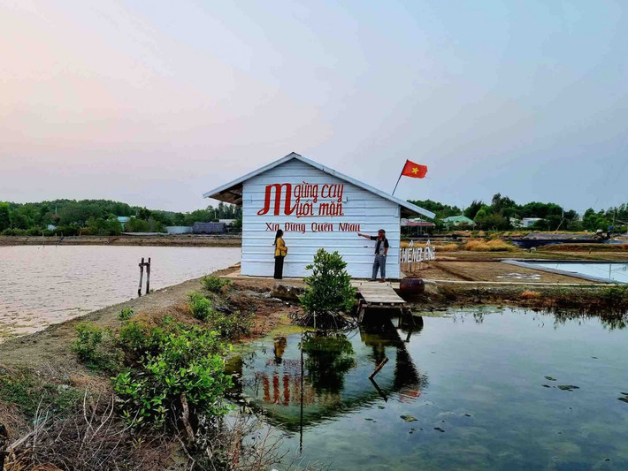 Du khách hào hứng chụp ảnh. Cuối năm 2022, Sở Du lịch TPHCM và Viện Nghiên cứu phát triển kinh tế và du lịch đã thực hiện nhiều chuyến khảo sát để triển khai kế hoạch “Phát triển điểm đến ấp Thiềng Liềng, xã Thạnh An, huyện Cần Giờ thành sản phẩm du lịch gắn với cộng đồng, giá trị tự nhiên và văn hóa đặc trưng Cần Giờ”. Ảnh: Lê Dân Nam