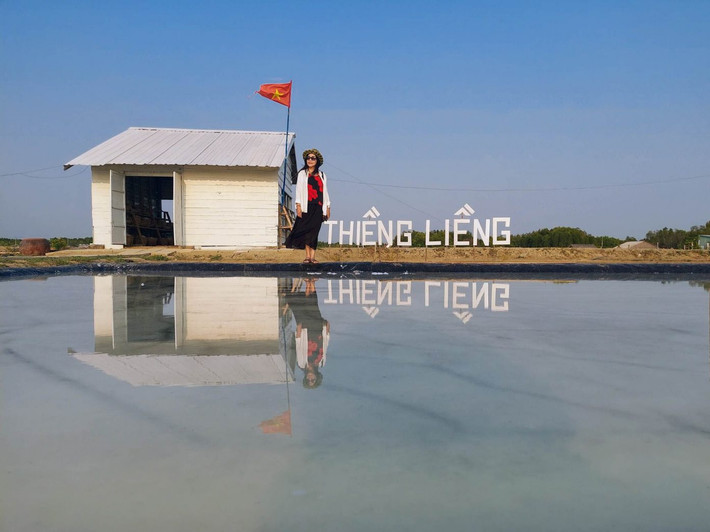 Ruộng muối Thiềng Liềng như chiếc gương khổng lồ, giúp du khách “thả dáng” check-in đầy ấn tượng. Ảnh: Lê Dân Nam