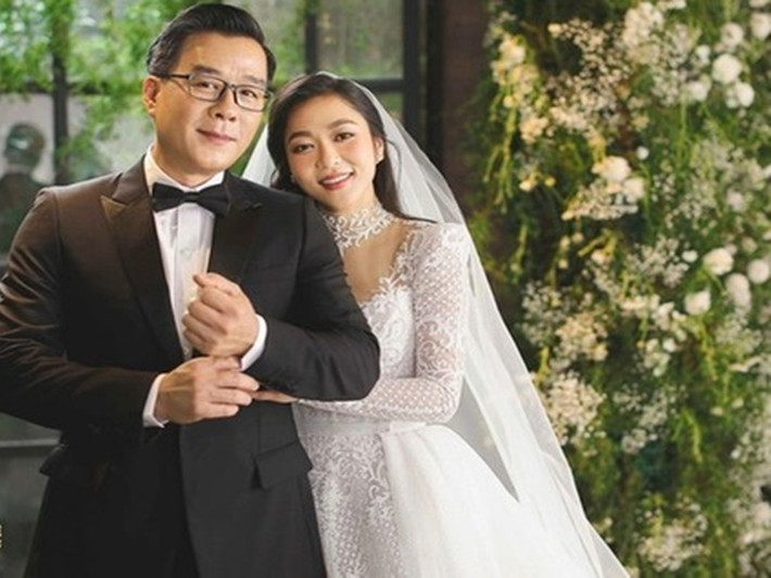 Gần đây, cuộc hôn nhân giữa Hà Thanh Xuân và doanh nhân Thắng Ngô bị đồn rạn nứt sau khi cả hai bị soi không còn kết bạn trên mạng xã hội cũng như xóa ảnh chung. Phía doanh nhân Thắng Ngô chia sẻ trên Dân Trí: "Khi vợ chồng chúng tôi chưa lên tiếng, thì những thông tin trên mạng xã hội không hề liên quan". Ảnh: Tiền Phong