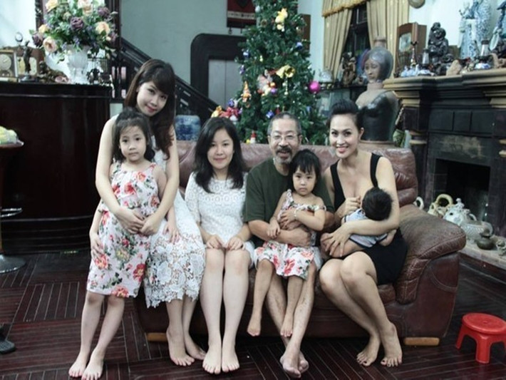 Mới đây, chia sẻ với Vietnamnet, Lê Hùng cho biết, anh không mua quà hàng hiệu cho vợ, không đưa vợ đi du lịch. “Vợ tôi cũng không quan trọng các giá trị vật chất kiểu đó. Đối với cô ấy, ứng xử hàng ngày tử tế văn minh, tôn trọng nhau mới là tiên quyết. Với cô ấy, công việc là của chồng nhưng lấy thành công của chồng làm thành công, hạnh phúc cho mình và các con. Con cái là tài sản quý, phải cùng nhau nuôi dạy con cho tốt”, anh trải lòng. Ảnh: Gia đình và xã hội