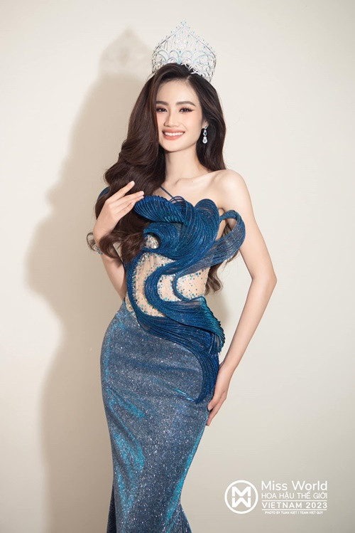 Sau khi đăng quang, Hoa hậu Ý Nhi có loạt phát ngôn gây tranh cãi như: "Bạn trai phải thay đổi để theo kịp tôi", "Khi bạn bè dành thời gian để ngủ, uống trà sữa thì tôi đã thi hoa hậu". Hiện tại, cô bị lập nhóm antifan, đề nghị tước vương miện. Trước loạt lùm xùm, Ý Nhi liên tục xin lỗi khán giả. Mới đây, cô mong khán giả tha thứ và cho cô cơ hội sửa sai. Ảnh: Miss World Vietnam.