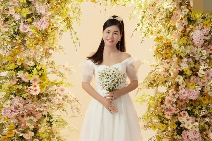 Mới đây, Cát Phượng chia sẻ loạt ảnh mặc váy cưới. Cô thực hiện bộ ảnh để quảng cáo cho một studio áo cưới của một người em.