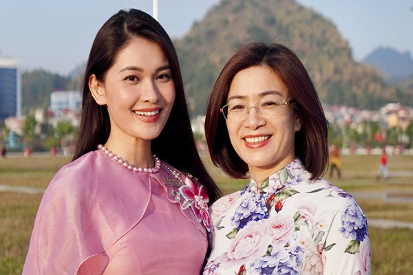 Còn với Á hậu Thùy Dung, hiện tại cô trân trọng mối quan hệ mẹ chồng nàng dâu khi bước vào cuộc hôn nhân này. Người đẹp và mẹ chồng có điểm giống nhau cùng là con út nhưng cô học ở mẹ chồng nhiều thứ."Khi lập gia đình mẹ đã tự học và rèn luyện rất nhiều, nên mẹ rất tâm lý và kiên nhẫn với tôi. Tương lai tôi cũng muốn được như mẹ", Thùy Dung tâm sự.