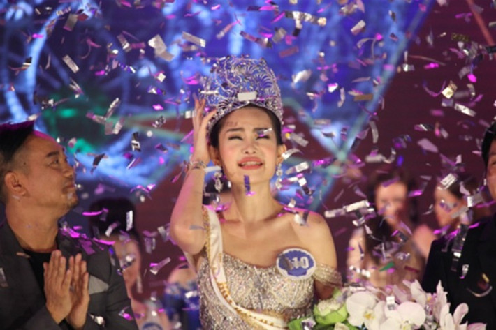 Tháng 10/2017, Lê Âu Ngân Anh đăng quang Hoa hậu Đại dương. Cô bị chê sở hữu nhan sắc chưa xứng tầm hoa hậu. Ngoài ra, sau loạt ảnh quá khứ của Ngân Anh, không ít dân mạng đặt nghi vấn cô đã dao kéo. Ảnh: Tiền Phong.