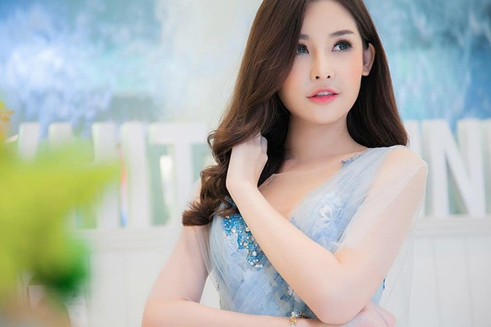 Nhiều cư dân mạng đòi tước vương miện Ngân Anh. Tuy nhiên, một số cư dân mạng lại cho rằng khi tham gia cuộc thi, Ngân Anh đã thông báo với ban tổ chức việc từng phẫu thuật thẩm mỹ và được ban tổ chức chấp nhận vì vậy việc này lỗi ở ban tổ chức. Ảnh: FBNV.