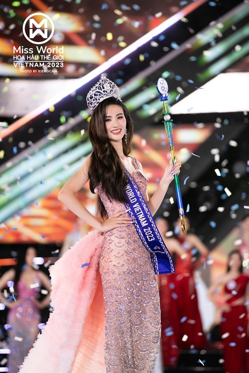 Gần đây, Huỳnh Trần Ý Nhi được xướng tên ở ngôi vị cao nhất của Miss World Vietnam 2023 - Hoa hậu Thế giới Việt Nam 2023. Tuy nhiên, không lâu sau khi đăng quang, cô gây ồn ào. Ảnh: Fanpage.