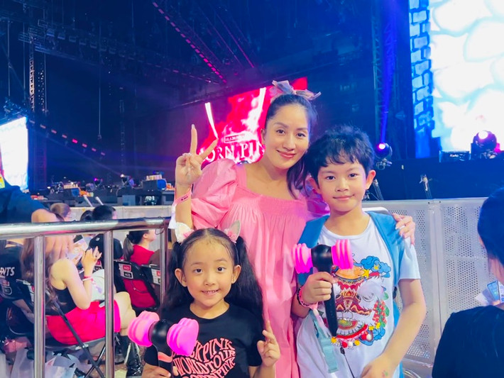 "Bà bầu" Khánh Thi đưa hai con đi xem concert BlackPink tại Hà Nội diễn ra tối ngày 30/7.