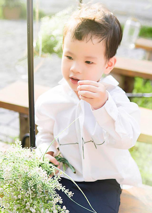 Tháng 4/2015, nữ ca sĩ Thu Thủy hạ sinh cậu con trai đầu lòng. Cô đặt tên bé là Henry, hay Lạc Gia.