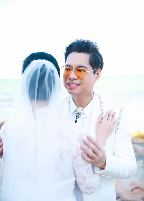 Mới đây trên trang cá nhân, danh ca Ngọc Sơn bất ngờ công khai loạt ảnh tình tứ bên một cô gái mặc váy trắng.