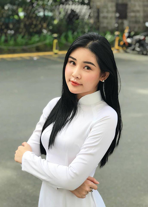 “Tôi có ngoại ngữ tốt, thành thạo tiếng Anh và tiếng Pháp. Tôi tự tin về chiều cao tốt, sắc vóc tốt, hình thể đẹp, gương mặt xinh. Vì thế, đó là những yếu tố giúp tôi trở thành hoa hậu chứ không cần phải mua giải”, Ngân Anh chia sẻ trên Người đưa tin.