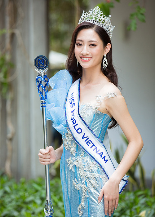Ngay khi đăng quang Hoa hậu Thế giới Việt Nam 2019, Lương Thùy Linh đã vướng tin đồn mua giải. Tin đồn xuất phát từ một tài khoản Facebook đăng hình ảnh, số báo danh của Thùy Linh cùng 2 thí sinh khác và ngầm tố có sự mua bán giải trước đêm chung kết. Ảnh: Lao động