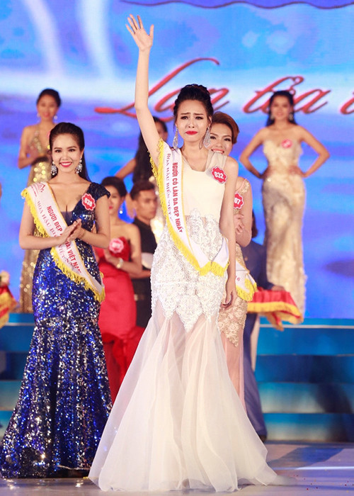 Tháng 5/2016, Phạm Thùy Trang đăng quang Hoa hậu Biển Việt Nam. Tuy nhiên, ngay sau đêm chung kết, tân hoa hậu vướng nghi vấn mua giải do đơn thư tố cáo trước đó với kết quả top 3 trùng khớp kết quả đêm thi. Ảnh: Zing