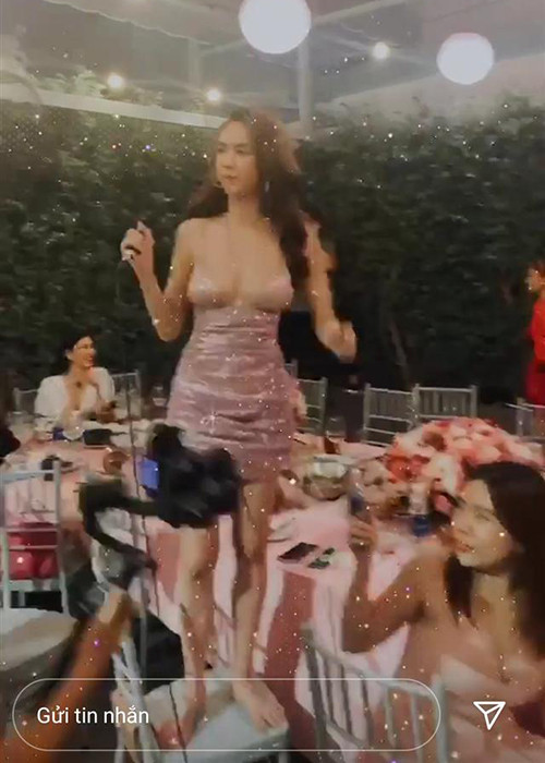 Cô thậm chí đứng chân trần trên ghế để hát vì quá phấn khích. Mời quý độc giả xem video "Ngọc Trinh mơ làm ca sĩ?". Nguồn VTC14