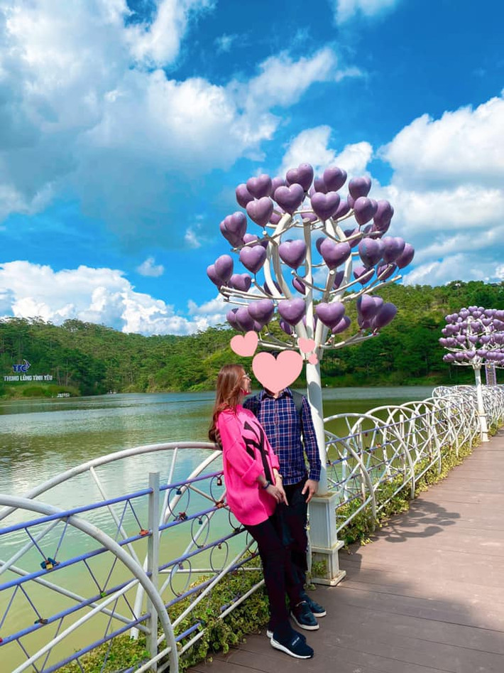 Dù kém tuổi nhưng bạn trai được nhận xét là xứng đôi vừa lứa với cô. Anh từng có nhiều năm ở nước ngoài trước khi về Việt Nam hoạt động trong lĩnh vực kinh doanh.