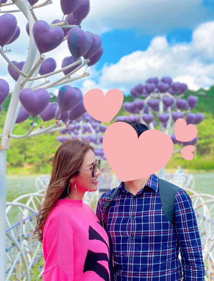 Trước đó, Quế Vân từng bật mí đang chìm đắm trong hạnh phúc, nhưng bạn trai là người kín đáo nên cô giấu danh tính. Gặp nhau cách đây 2 năm, nữ ca sĩ nhanh chóng có cảm tình với anh.
