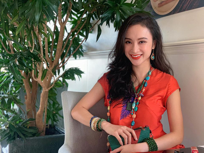 "Có thể không được săn đón như đồng nghiệp nhưng cái tôi có là sự tự tại trong cuộc sống. Sau nhiều năm, tôi thấy mình đã chọn đúng đường. Đây mới chính là cuộc sống tôi hướng tới", người đẹp nói.
