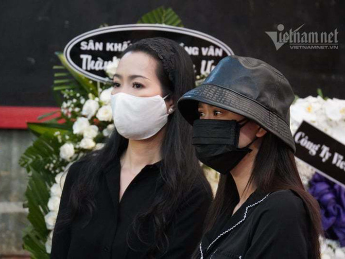 Trương Quỳnh Anh và Trịnh Kim Chi đến tiễn đưa Mai Phương ngày cuối. Ảnh: Vietnamnet