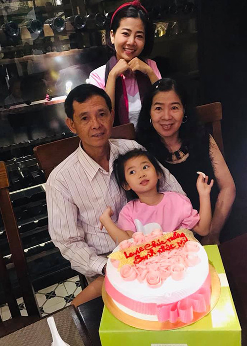 "Mẹ tôi phản ứng mạnh quá nên tôi sợ. Mẹ muốn tôi phải lựa chọn giữa con cái hay sự nghiệp. Tôi biết mẹ là người nóng tính hơn cả đàn ông, muốn gì phải làm bằng được. Vì vậy, tôi phải tránh gặp mẹ để tâm trí bình an", Mai Phương từng chia sẻ trên Zing. Ảnh: FBNV