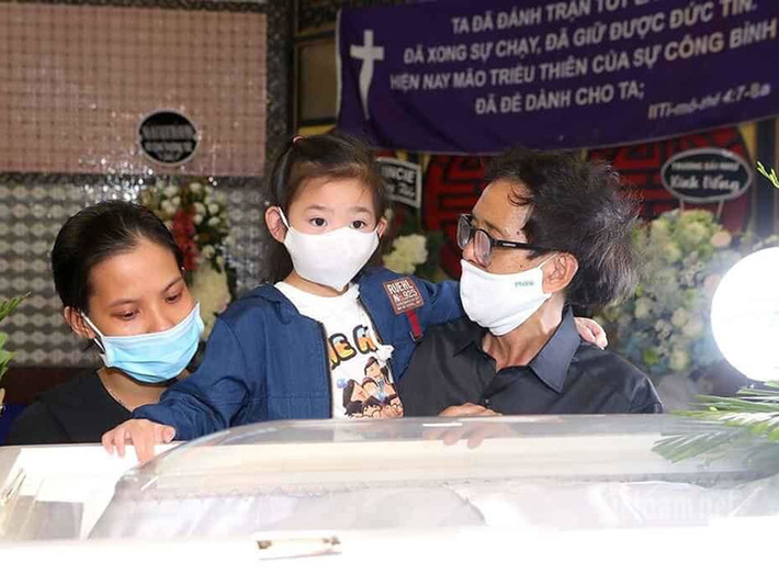 Con gái Mai Phương mới 7 tuổi nên nghĩ mẹ đã lên thiên đường. "Mẹ lên thiên đường mấy ngày? Khi nào mẹ về", bé Lavie hỏi ông ngoại khiến nhiều người xót xa. Ảnh: Vietnamnet