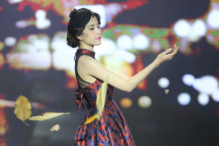 Tại cuộc thi Tình Bolero 2016, Nam Em gây ấn tượng với giọng hát cao và trầm ấm. Sau những nỗ lực, cô dừng chân ở top 5 chung cuộc. (Ảnh: Mywow)