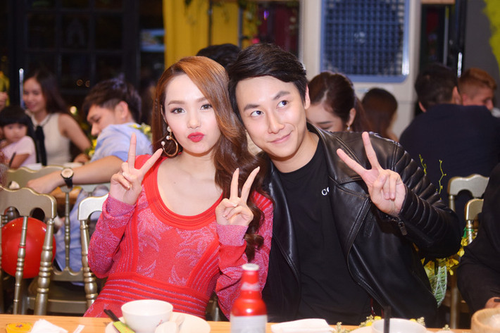 Trong “Sắc đẹp ngàn cân”, Minh Hằng sẽ đóng vai Hà My - cô gái mập ú, xấu xí nhưng có giọng hát hay còn Rocker Nguyễn đảm nhận vai Duy Khang - chàng trai mà Hà My thầm thương trộm nhớ. Trong ảnh, cặp đôi màn ảnh Việt hội ngộ tại tiệc đóng máy phim. (Ảnh: Lamdepponline)