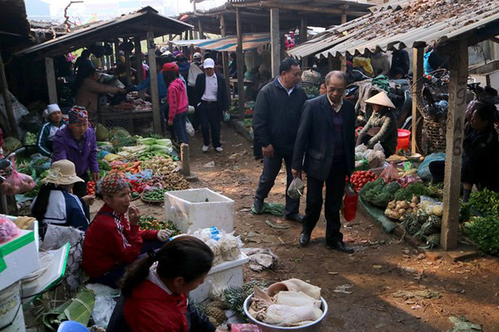 Theo lệ xưa, những phiên họp vào ngày 27, cánh nam nhi phải có nhiệm vụ đi chợ mua sắm.
