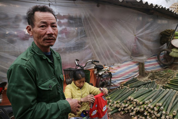 Ông Đỗ Văn Toản, người có thâm niên gần 40 năm buôn ống giang ở chợ Nủa cho biết, từ thời xa xưa người dân Bình Phú đã lưu truyền câu "Gái 22, trai 27" phân chia ngày đi chợ của 2 giới.