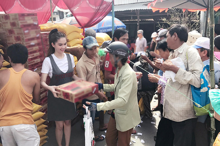 Cách đây ít giờ, trên trang cá nhân, Ngọc Trinh chia sẻ hình ảnh về quê Trà Vinh để làm từ thiện. Dù đang vướng lùm xùm đấu giá SIM nhưng cô vẫn rất vui vẻ phát gạo cho bà con nghèo. (Ảnh: Facebook nhân vật)