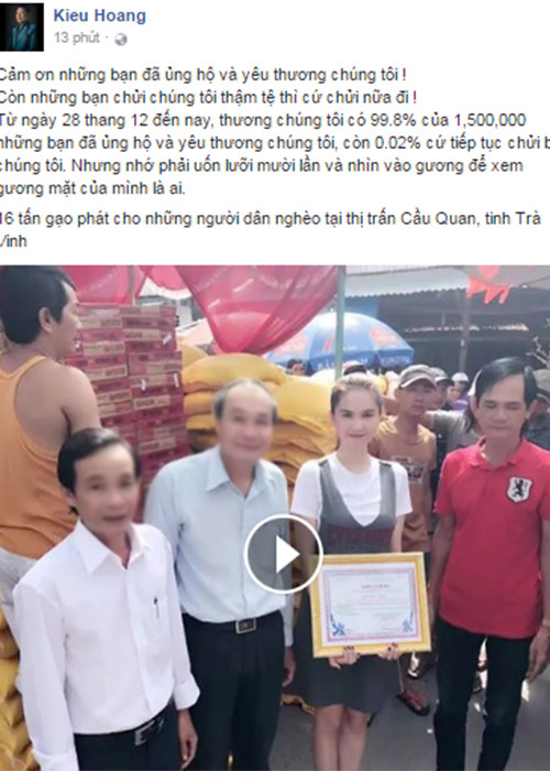 Hoạt động phát gạo làm từ thiện của Ngọc Trinh cũng được tỷ phú Hoàng Kiều chia sẻ trên trang cá nhân. Ngoài clip ghi lại hình ảnh Ngọc Trinh làm từ thiện, vị doanh nhân 72 tuổi này còn đáp trả mạnh mẽ khi bị cư dân mạng “ném đá” liên quan đến vụ đấu giá SIM. (Ảnh: chụp màn hình)