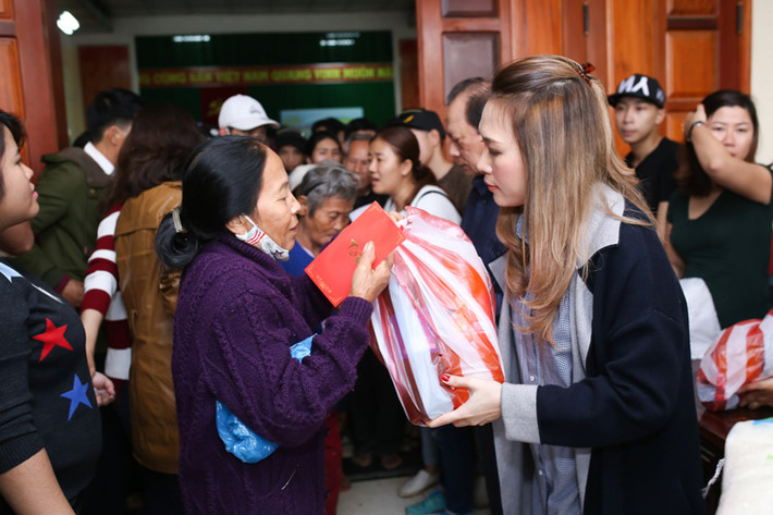 Mỗi phần quà của Mỹ Tâm gồm gạo, những vật dụng cần thiết cùng phong thư lì xì để bà con nghèo vùng thiên tai lũ lụt đón một cái Tết đầm ấm.