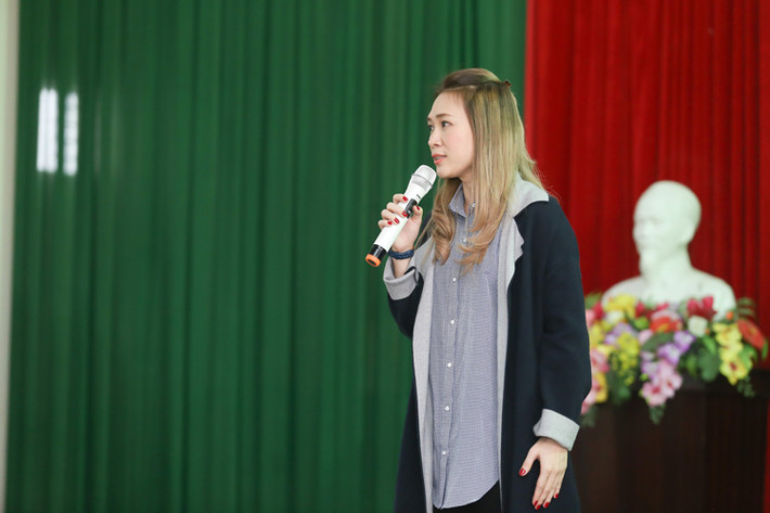 Trước khi trao quà, Mỹ Tâm đã có buổi giao lưu nghệ thuật diễn ra trong 30 phút.