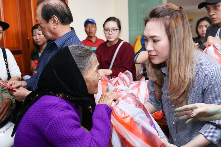 Đi cùng ca sĩ Mỹ Tâm, ngoài các thành viên trong fanclub còn có bố của nữ sĩ và những người bạn thân thiết đồng hành cùng cô trong chuyến thiện nguyện lần này.