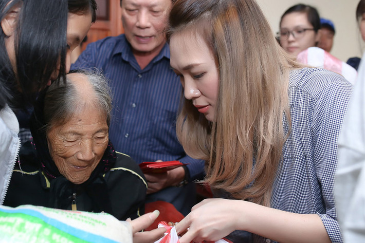 Quỹ từ thiện của “họa mi tóc nâu” đã trao 700 phần quà với tổng giá trị gần 1 tỷ đồng cho người dân, gấp đôi so với các đợt trước đây.