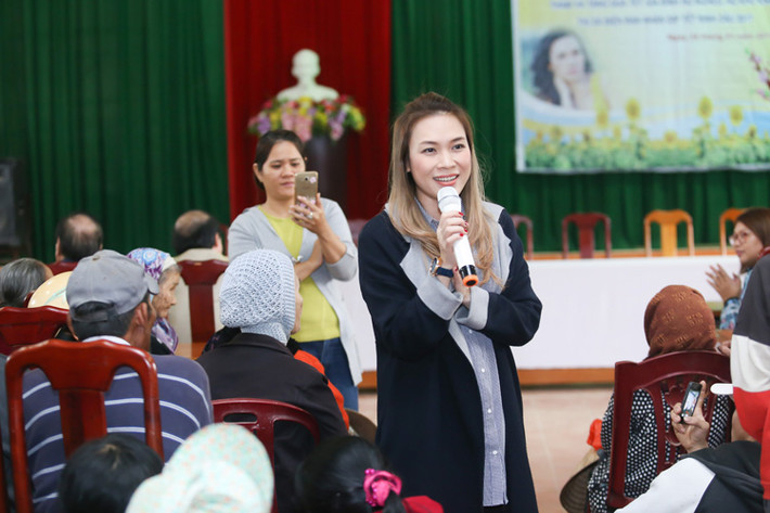Nhận được yêu cầu từ các khán giả, cô đã đi xuống bên dưới sân khấu và hát các ca khúc: “Tình quê”, “Quảng Nam yêu thương”...