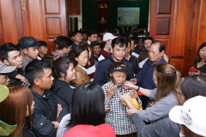 Trong chuyến từ thiện giáp Tết, “Họa mi tóc nâu” luôn ân cần phát quà đồng thời hỏi thăm bà con huyện Điện Bàn.