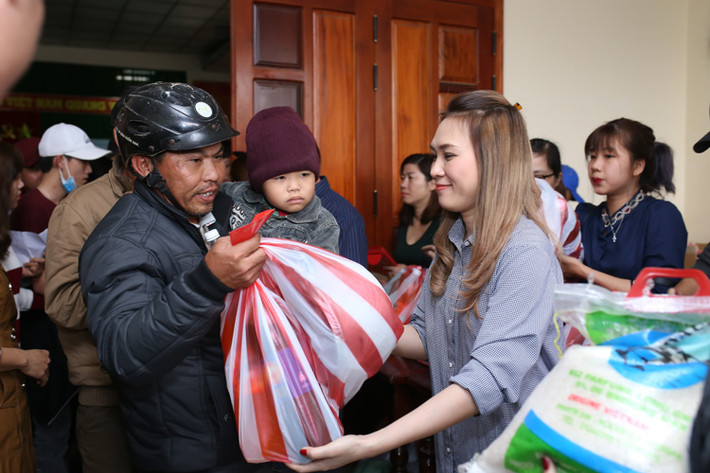 Trước đó, giọng ca “Như một giấc mơ” đã thức trắng đêm để chuẩn bị cho công tác từ thiện trước khi đáp chuyến bay về Đà Nẵng.