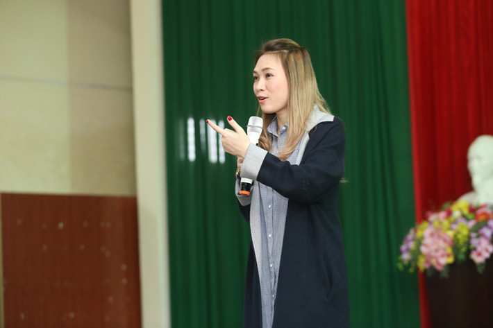 Mỹ Tâm đã tạo thiện cảm với nhiều lời chia sẻ hóm hỉnh và chân thật về quyết định quay trở lại quê nội để giúp đỡ bà con gặp khó khăn vì mất mùa.