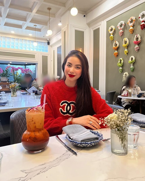 Người đẹp chia sẻ, hạnh phúc ngày cuối tuần của cô chỉ đơn giản là đưa các con ra ngoài và cả nhà cùng ăn những món ngon.