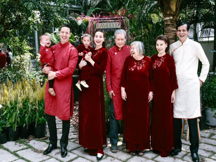 Hồ Ngọc Hà không phải làm dâu. Đối với bố mẹ chồng, cô yêu thương, tôn trọng, chăm sóc cả hai.