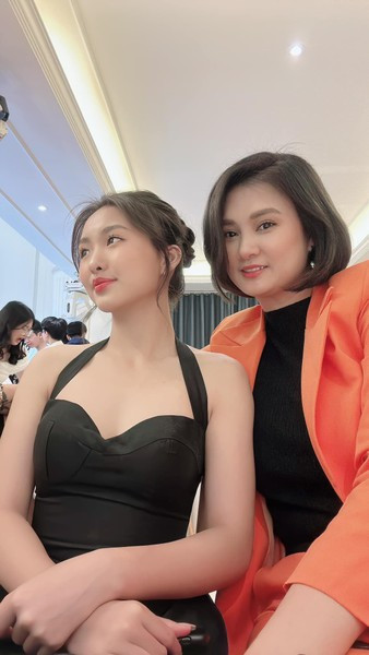 Kim Huệ (phải) và con gái nhìn như hai chị em vì sự trẻ trung của cô.