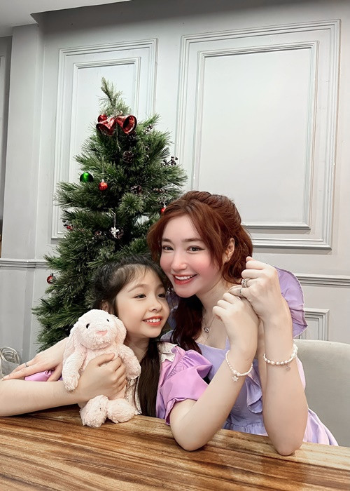 Mộc Trà - con gái đầu lòng của Elly Trần ngày càng ngoan ngoãn, hiểu chuyện.
