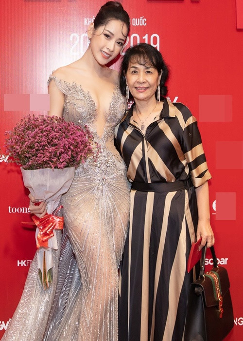 Khi Chi Pu đóng cảnh nóng đồng tính, bố mẹ của cô không phản đối. Bố của Chi Pu chia sẻ trên Vietnamnet, ông tin tưởng con gái tuyệt đối vì cô đã lớn và biết suy nghĩ về cuộc đời mình. Mẹ của Chi Pu cho hay, "cảnh nóng là nghề rồi nên luôn thông cảm và ủng hộ con". Ảnh: FBNV