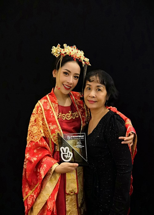 Bố mẹ của Chi Pu ủng hộ con gái hoạt động nghệ thuật. Ảnh: FBNV
