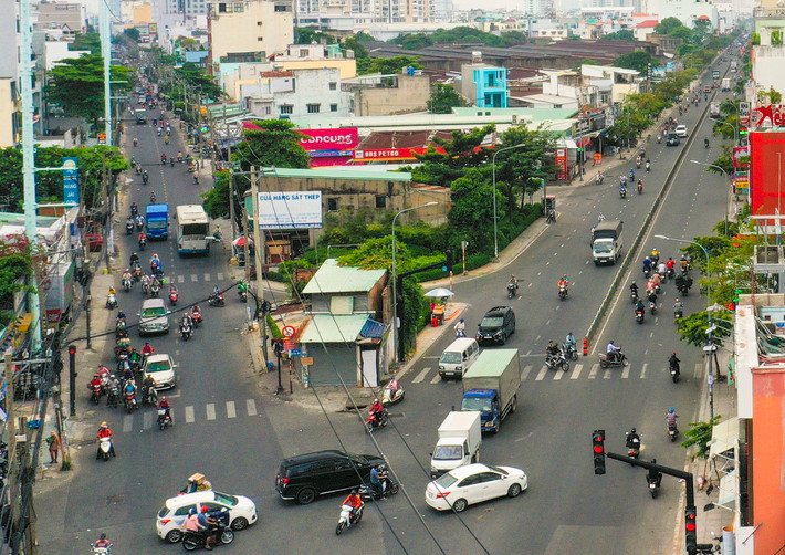 Vị trí căn nhà nằm giữa giao lộ nhìn từ trên cao. Bên trái là đường Âu Cơ, bên phải là đường Luỹ Bán Bích.