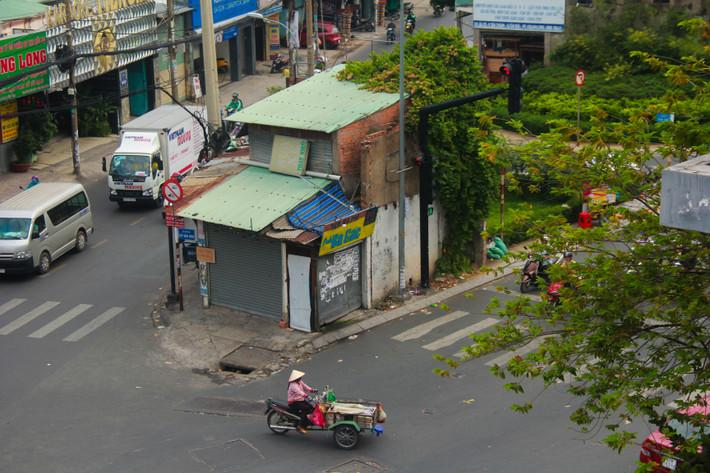  Nhiều năm nay, người dân đi qua khu vực giao lộ ngã tư Luỹ Bán Bích - Âu Cơ - Ba Vân (quận Tân Phú, TP HCM) sẽ thấy một căn nhà "cô độc" năm trơ trọi ngay giữa ngã tư. Điều đáng nói, căn nhà số 845A (đường Âu Cơ) này có 4 mặt tiền, diện tích vỏn vẹn khoảng 36 m2 và che khuất tầm nhìn người tham gia giao thông nhiều năm nay tuy nhiên chưa thể giải toả. Theo tìm hiểu, căn nhà "độc nhất vô nhị" trên là của ông Trần Sáu (phường Tân Thạnh, quận Tân Phú), đã ở hàng chục năm nay. 
