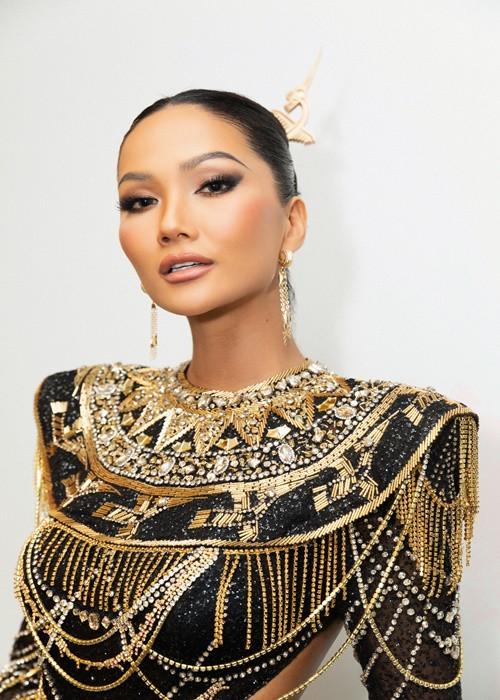 Năm 2019, dư luận xôn xao thông tin H’hen Niê xuất thân không nghèo khó. Sự việc bắt nguồn từ chia sẻ của NTK Việt Hùng với Zing. Theo nam thiết kế, gia đình H’hen Niê không quá khó khăn, ngược lại kinh tế khá giả so với những hộ dân trong buôn làng. Ảnh: FBNV