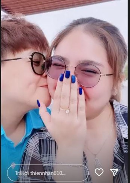 Nữ ca sĩ bước ra từ Giọng hát Việt nhí 2014 có những khoảnh khắc vui vẻ bên người yêu trong chuyến du lịch.