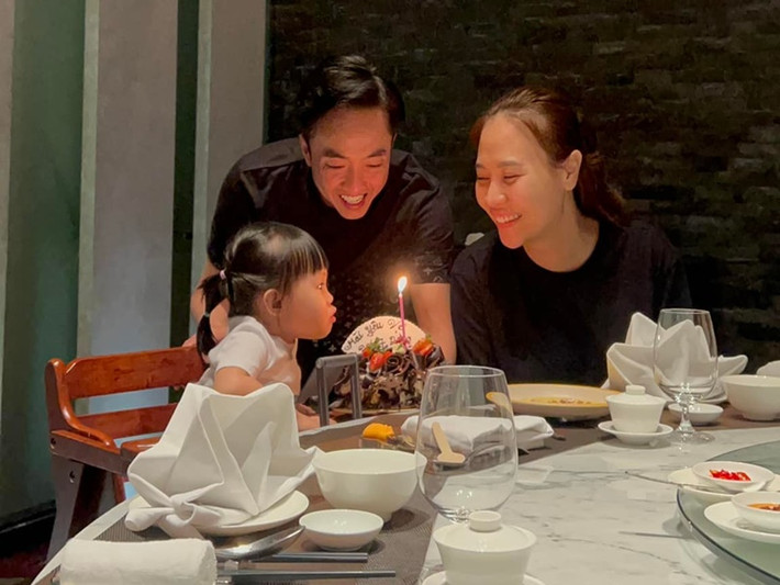 Đàm Thu Trang - Cường Đô la tổ chức đám cưới vào ngày 28/7/2019. Mới đây, kỷ niệm 3 năm chung sống, Cường Đô la tặng Đàm Thu Trang bánh kem đi kèm thiệp ghi: "Mãi yêu vợ".